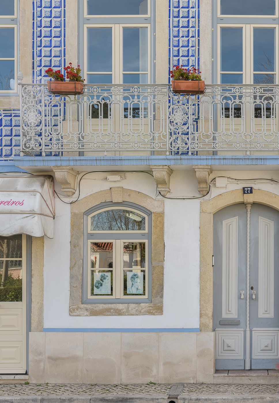 Carteiro em giro por rua tradicional portuguesa