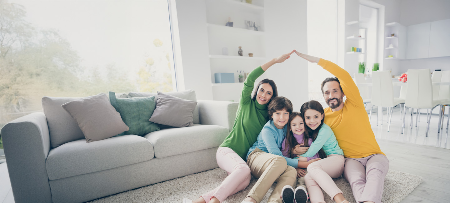 Familia em pose de retrato em segurança