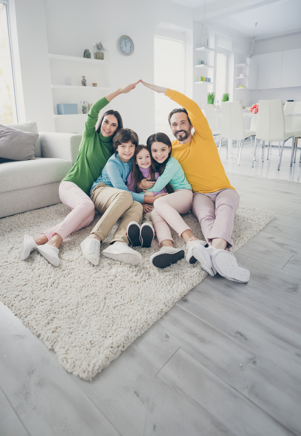 Familia em pose de retrato em segurança